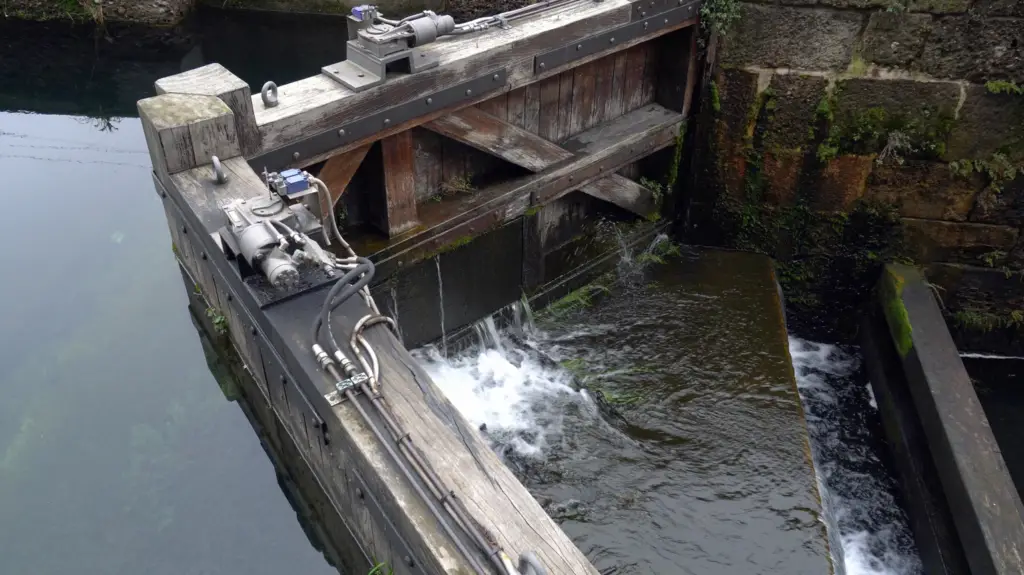 who invented canal locks